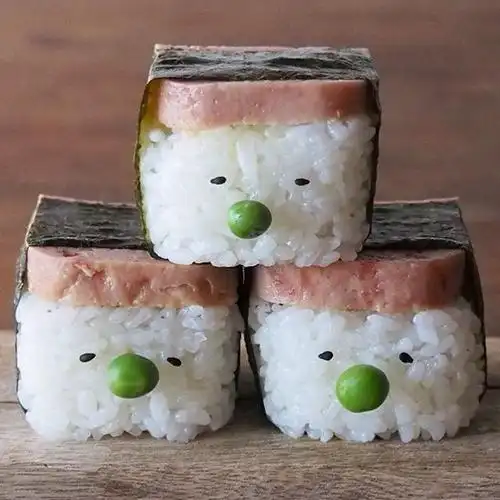 除了肤色改变之外,饭团人也可以变成方形的,头上顶著火腿片,不知道