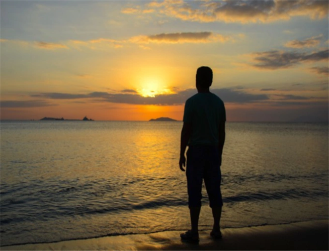 但是大概是因为晚上了,所以不再热情,而像个安静的婴童海面上波光粼粼