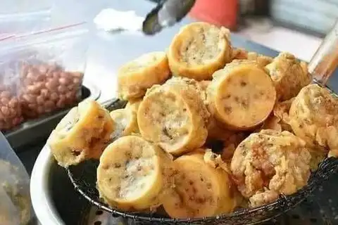 制作猪脚圈需要有特制工具,一根铁柄,一头焊上一个直径8厘米,高1.