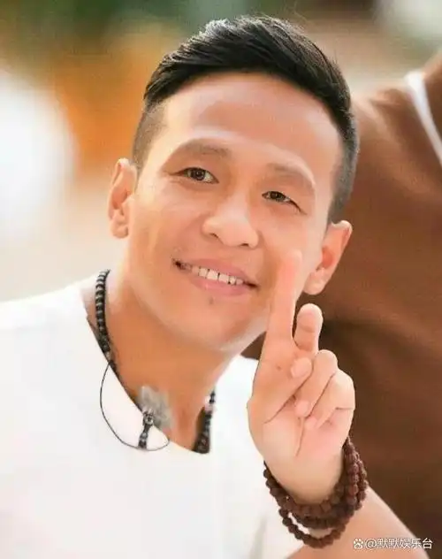 11年了,宋小宝成名后抛弃发妻,转身娶年轻粉丝,如今生活怎样了