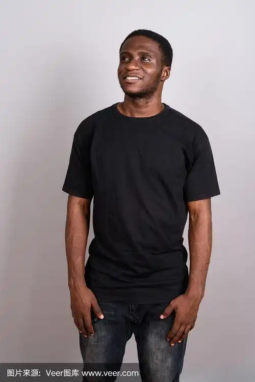 在灰色背景下拍摄的年轻非洲男子