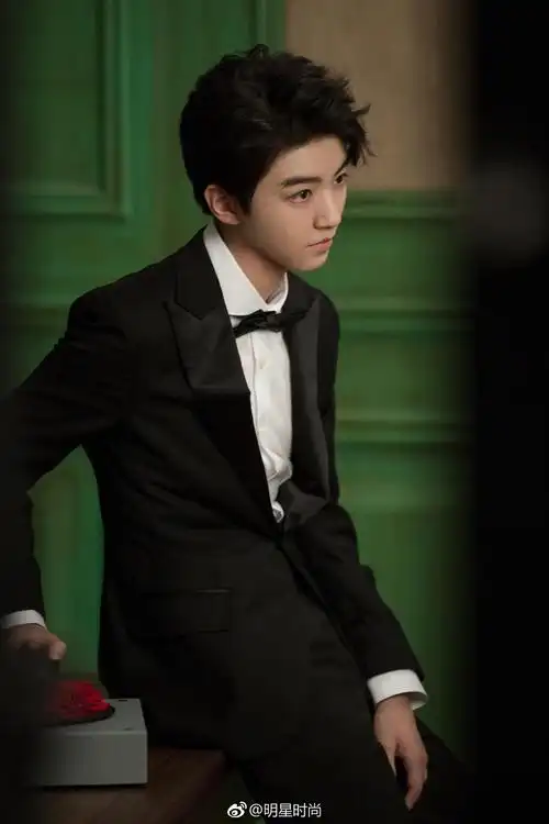 花样少年王俊凯黑色西装沉稳优雅让人惊艳的花样年华