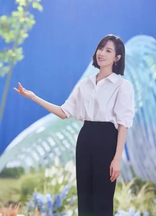 宋茜穿白衬衫配黑西裤 短发利落又干练_内地星闻_大众网