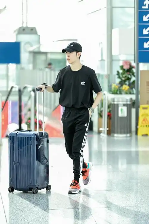 马伯骞酷黑look赴美新晋设计师身高引热议