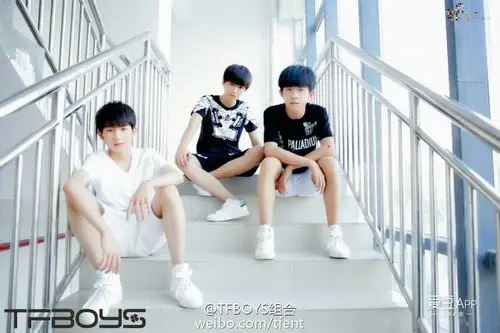 求tfboys三个人一起拍的照片,10张(必采纳)