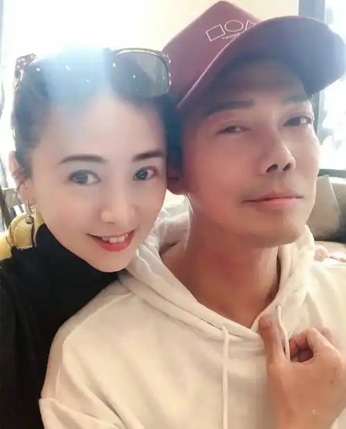 翁虹谢君豪32年后同框谢天华胡杏儿母子参加聚会均冻龄有术状态好