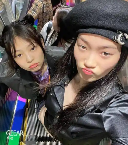 后来申贤智纠正了 jennie,自己实际上与 jennie 的年龄相同.