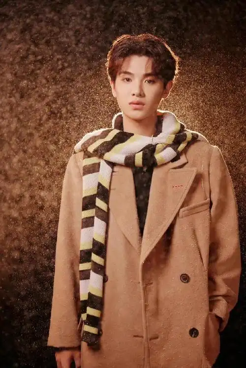 2002年出生的黄明昊,在今天已经踏上了21岁的新征程,依稀记得刚认识他