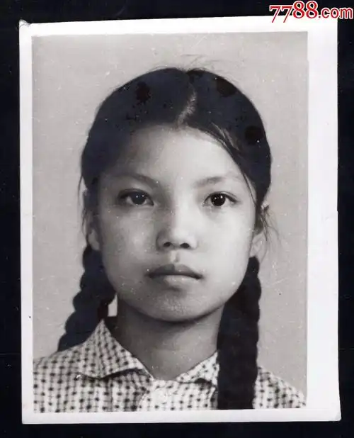 6.70年代大辫美女学生老照片1张(尺寸约7.7*9.7厘米)