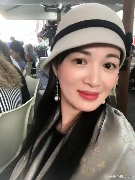 9月7日,41岁陈少霞微博晒出一组与大20岁富豪老公自驾游玩米兰的照片