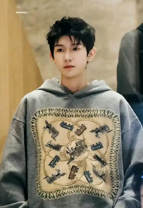 王源米兰看秀图#王源出席米兰时装周秀场图清爽蓝色牛仔外套少年感