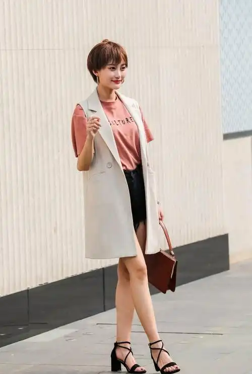 路人街拍,长相靓丽小姐姐穿着青春有活力,颜值令人移不开眼球