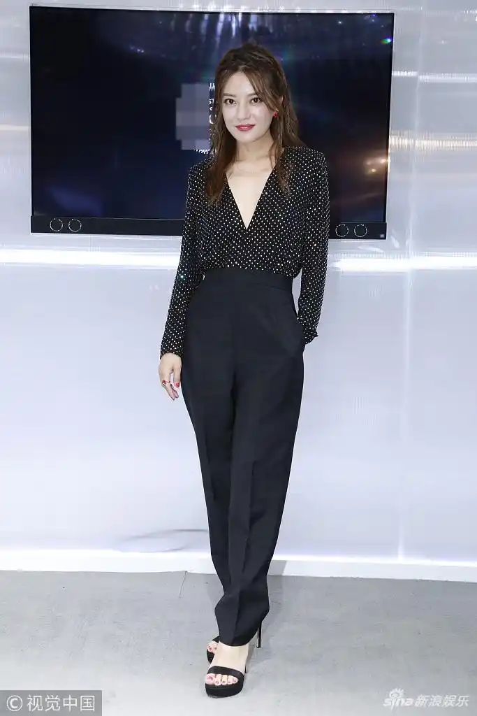 赵薇颜值回春开深v秀身材 瘦身成功"排骨胸"吸睛