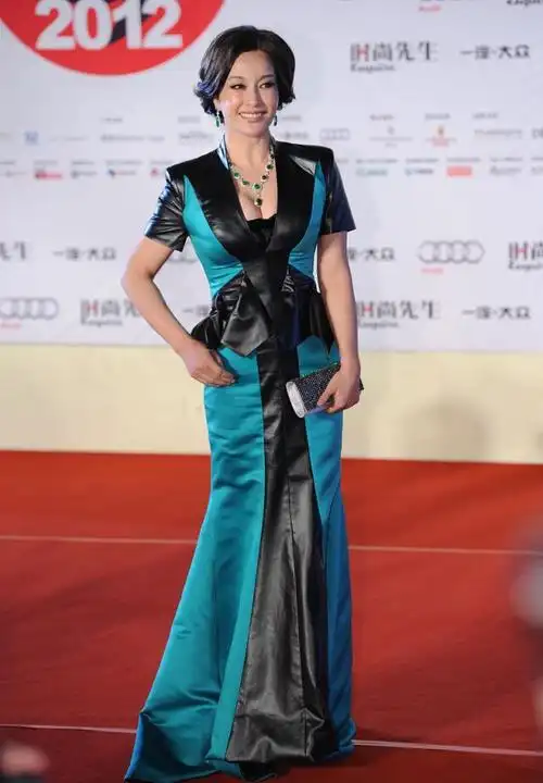 64岁刘晓庆宝刀未老,穿修身运动套装,身材线条玲珑有致__财经头条