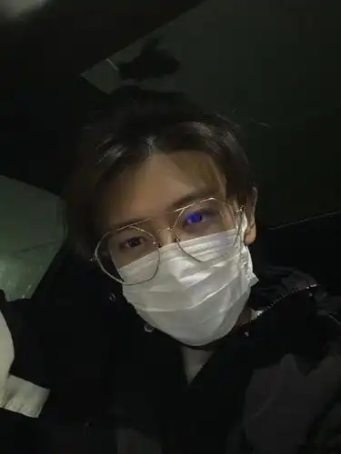 任嘉伦携新鲜金丝眼镜自拍冒泡 眼镜兄,微博可以发十八宫格你知道吗?