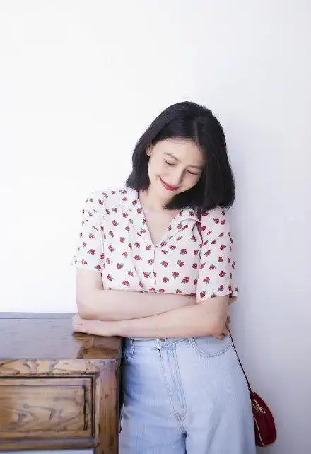 40岁高圆圆过生日波波头短发搭配条纹衬衫清爽优雅年轻20岁