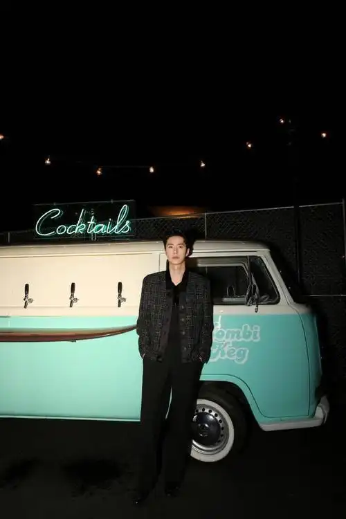 王一博好莱坞随拍 着白t戴墨镜比耶酷帅可爱