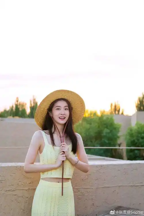 张雪迎晒照温柔甜美似初恋,身材窈窕惹人羡,小虎牙更显可爱