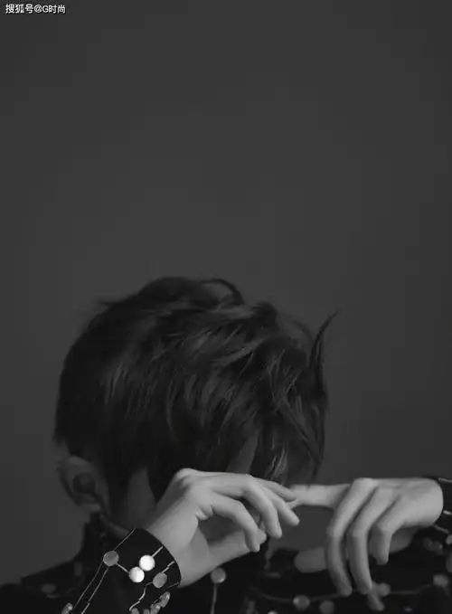 易烊千玺最新黑白大片释出少年眼神坚定成熟内敛