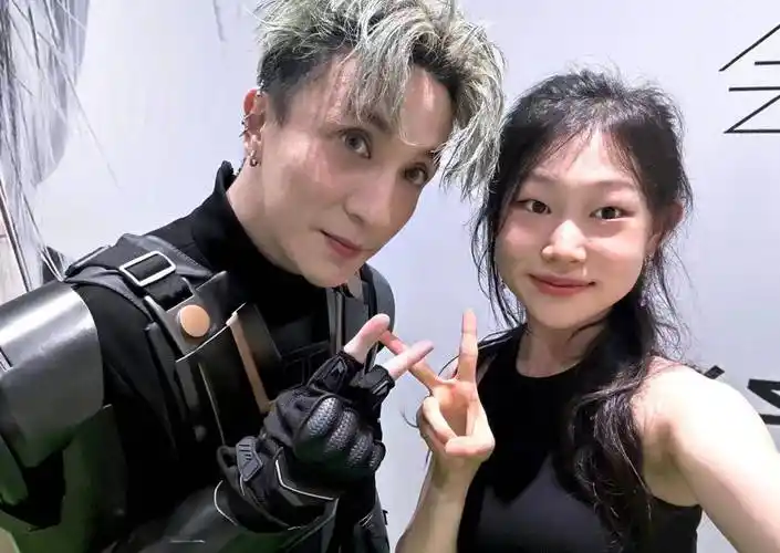 晒出的合照中,薛之谦还是舞台上的妆造,灰绿色的两撮刘海挂在额前