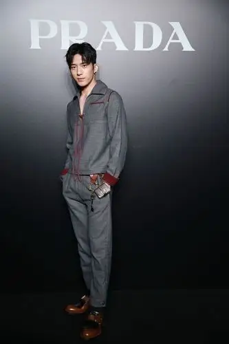 井柏然的身材不输男模宽松的裤子都藏不住大长腿太有魅力了