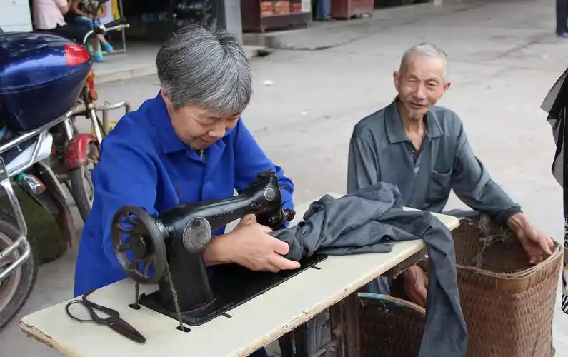 衣服上面破损的地方已经被母亲密密的针脚缝好了