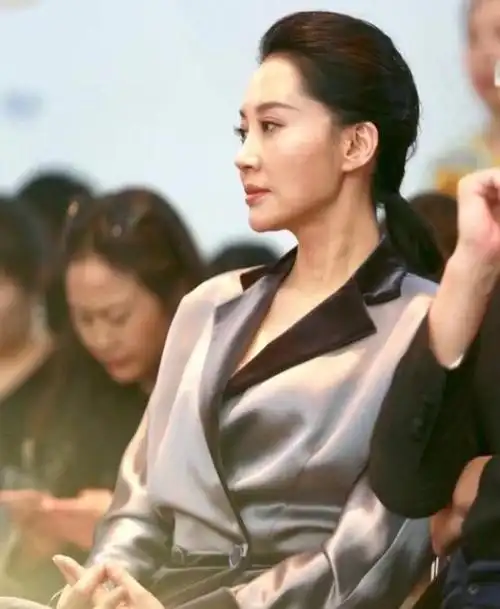 为何54岁的许晴不婚不育她终于承认如果他还在的话我会嫁