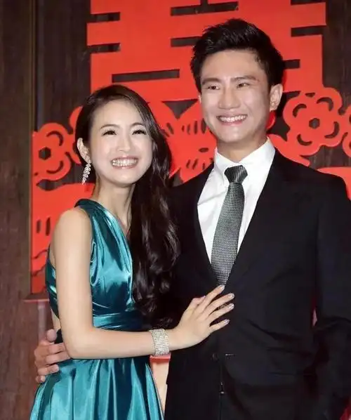 众所周知,林依晨的老公林于超是圈外富商之子,本人非常优秀,长相斯文