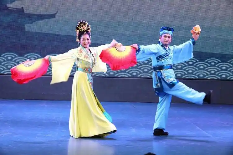 看戏|桃李梅大剧院里精彩不断,东北二人转展现无穷魅力