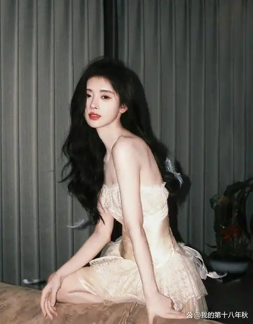 鞠婧祎分享胶片风写真,抹胸裙造型清新甜美