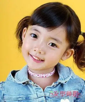 儿童斜刘海双马尾扎发发型现在小孩子的发型中也会融合烫发元素的哦