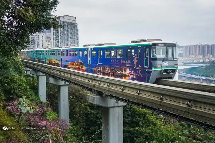 独家重庆轻轨佛图关站开往春天的列车彩绘列车