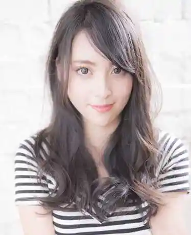 修颜斜刘海设计甜美有女人味