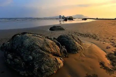 p>阳光咀沙滩位于广东省珠海市金湾区三灶镇阳光咀隧道附近,依山面海