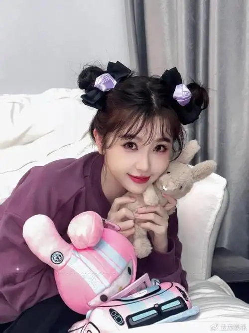 虞书欣穿紫色卫衣嘟嘴卖萌 扎可爱双丸子头超可爱__财经头条