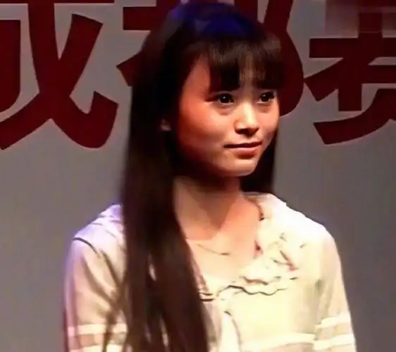 天天向上放了鞠婧祎早期选秀视频,唱歌习惯没有变,其他的全变了