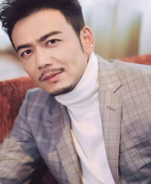 王嘉尔晒胡须照,从汪涵杨烁到吴秀波,男生留胡子效果堪比整容