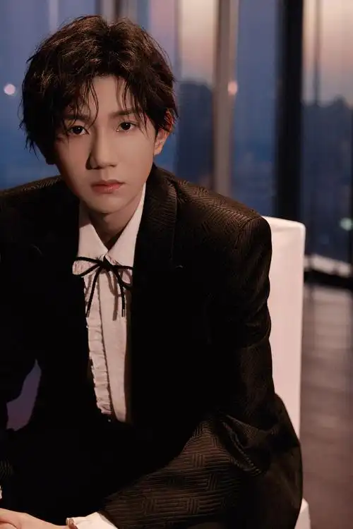 2021年11月13日,深圳,王源现身2021芭莎明星慈善夜并拍摄写真.