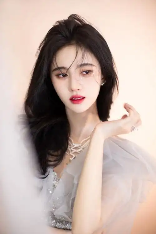 鞠婧祎逛商场被偶遇,偷拍者吐槽她只有1.5米:不让我拍还拒绝合影