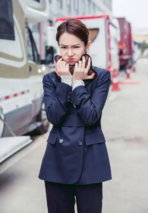 戚薇又换新发型了,一款卷发造型搭配休闲装现身走机场,美呆了_衣服