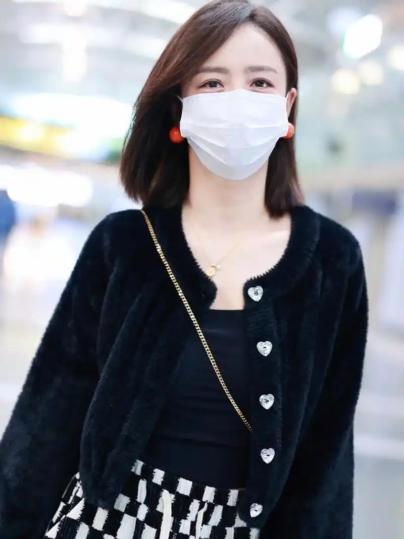 佟丽娅 最新机场街拍,毛绒短外套搭配棋盘格休闲裤,时尚舒适又保暖!