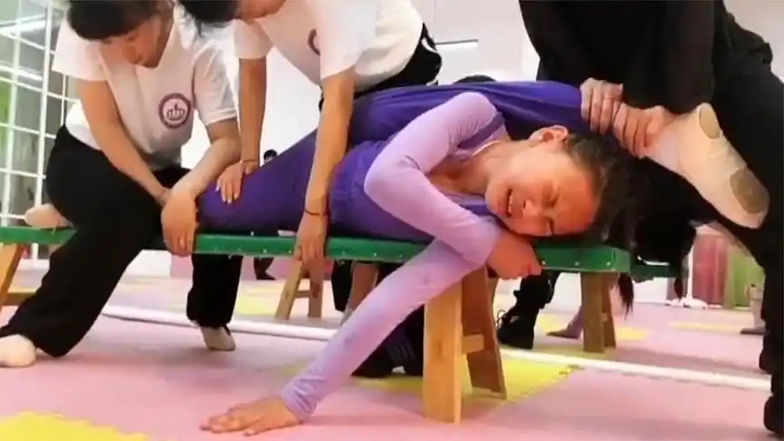 医生宣布女孩死亡,母亲不愿相信,女儿居然又有了生命体征,活了