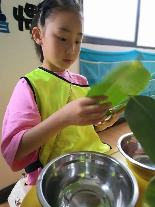 昊煜思创端午学生包粽子活动