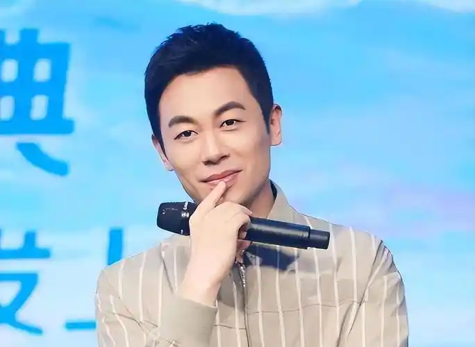 朱亚文老婆生病晒照,头顶乱发唇色苍白好憔悴,素颜状态引热议!