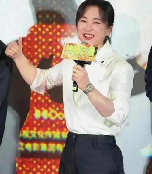 瘦百斤后的贾玲算不算大美女看看她和张小斐谢楠的合照就知道了