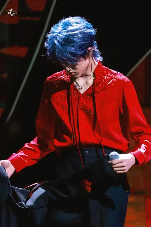 张极[超话]##tf三代大连演唱会应援##张极蓝发##你追时代峰峻艺人的