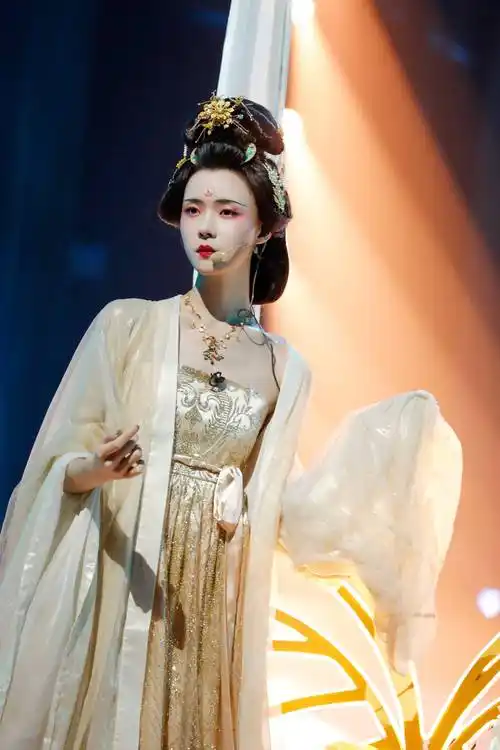 第四期舞台剧照《美好年华研习社》海报本期节目中,张婉清扮演唐代