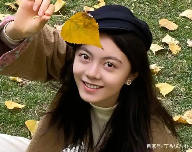 赵今麦晒秋日写真照,我却将图片放大5倍,她这皮肤状态认真的?