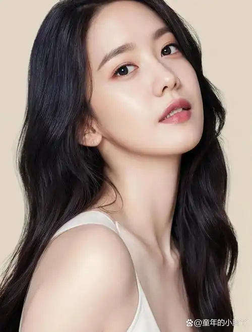 林允儿凭借清新的气质与独特的风格,吸引了众多粉丝的关注