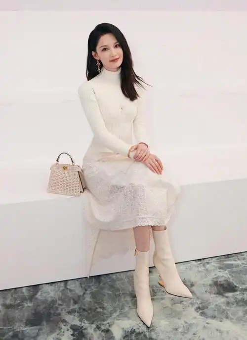 国际脸秒杀外国女星,穿毛衣半裙美得发光|墨镜|包包|高跟鞋|小白裙|黑